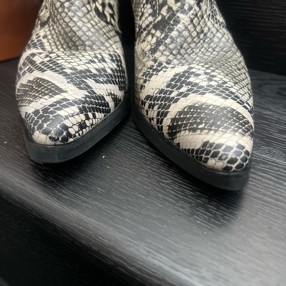 BLONDO SNAKE PRINT WATERPROOF ANKLE BOOTIES HEELS WOMENS SZ 9M Black Gray White - Picture 4 of 14